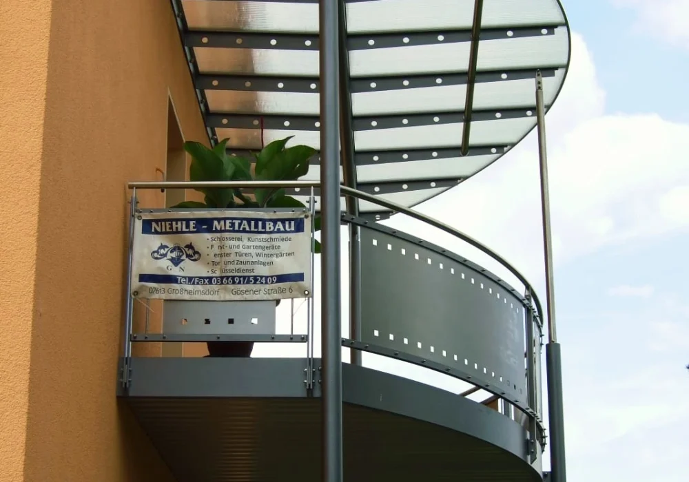 Architektur Mehrfamilienhaus Eisenberg Balkon Anbau